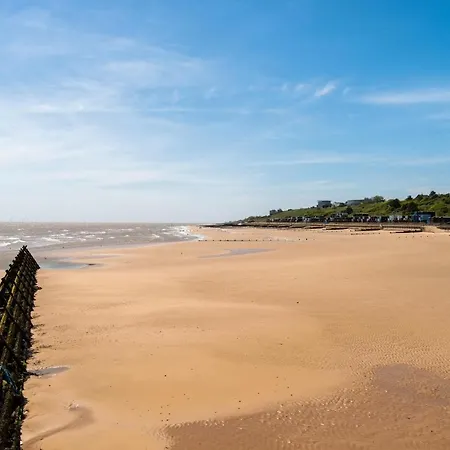 Caravan For Hire At St Osyth Beach Holiday Park In Essex Ref 28107Y Clacton-on-Sea Exterior photo