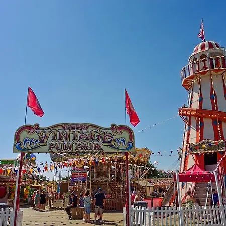 Caravan For Hire At St Osyth Beach Holiday Park In Essex Ref 28107Y Clacton-on-Sea Exterior photo