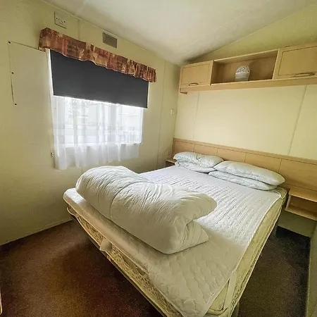 Caravan For Hire At St Osyth Beach Holiday Park In Essex Ref 28107Y Clacton-on-Sea Exterior photo