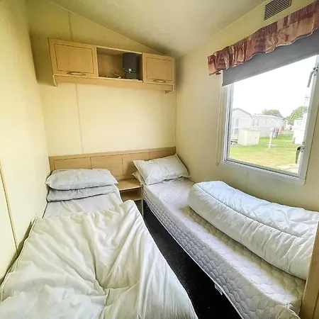 Caravan For Hire At St Osyth Beach Holiday Park In Essex Ref 28107Y Clacton-on-Sea Exterior photo