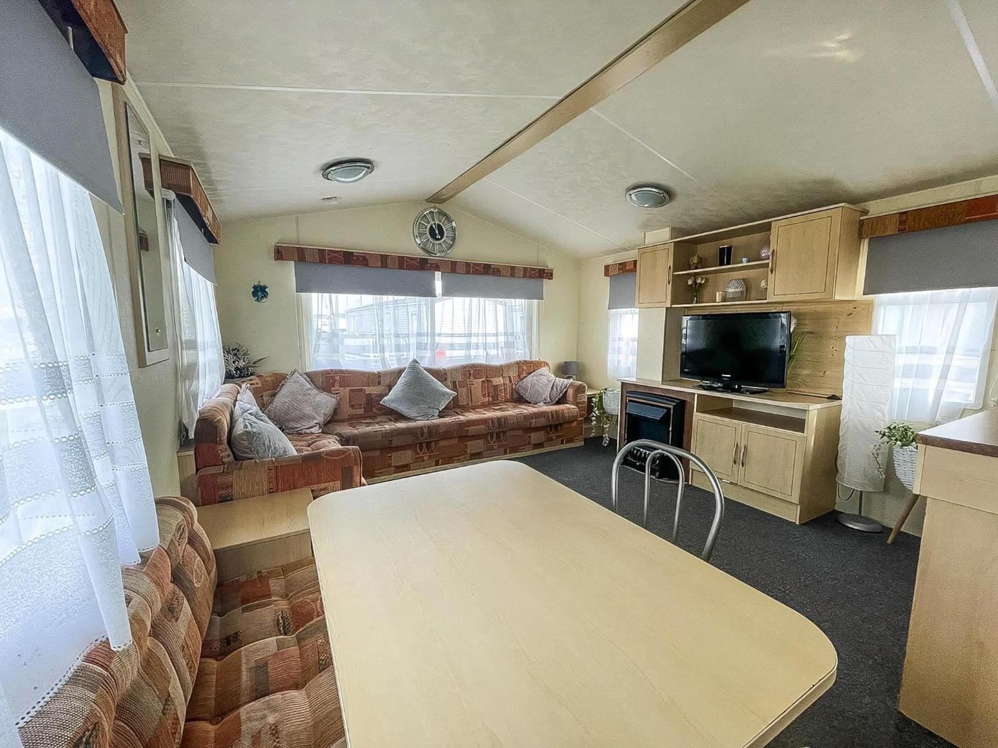 Campsite Caravan For Hire At St Osyth In Essex Ref 28107y *