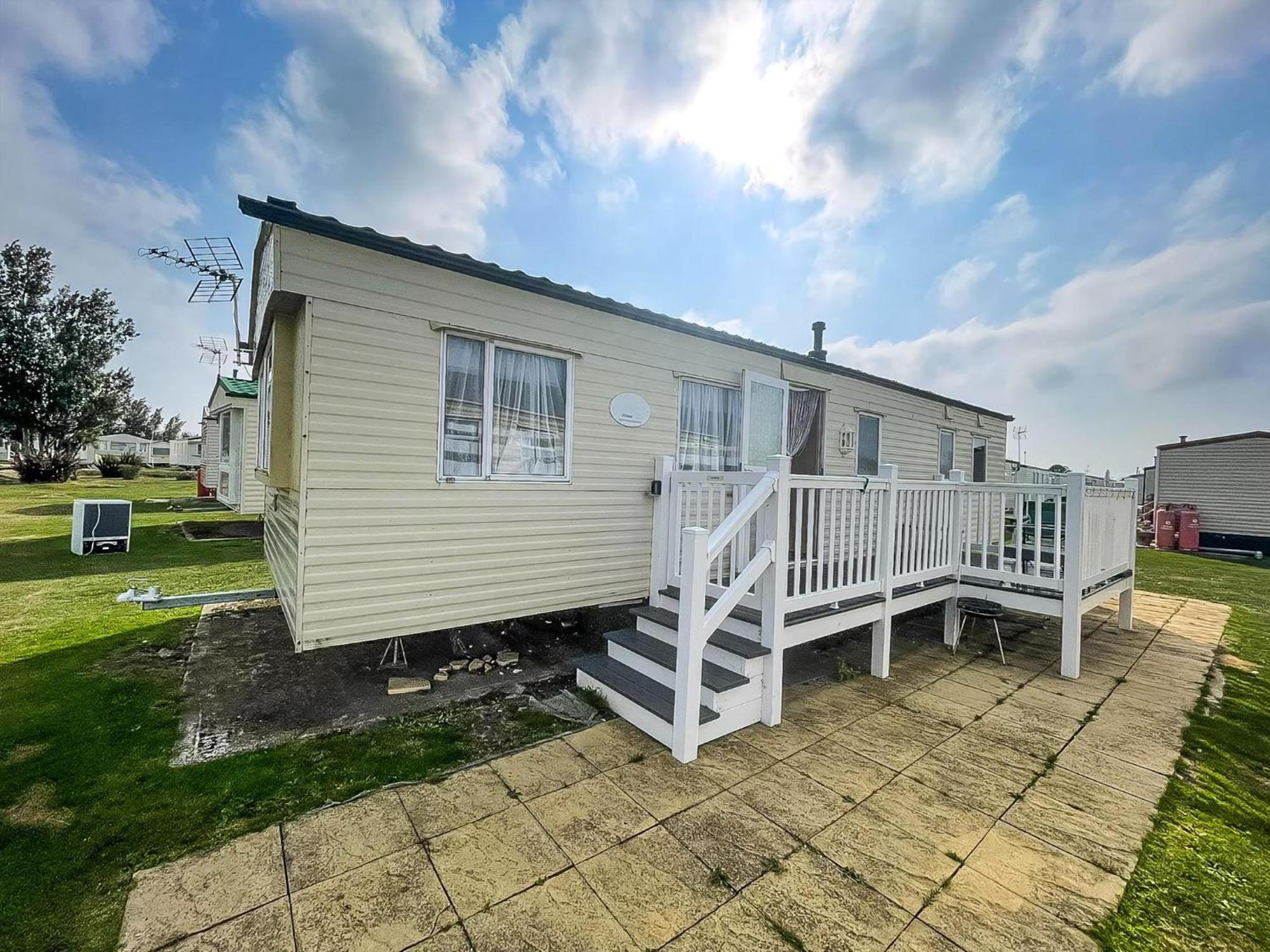 Caravan For Hire At St Osyth In Essex Ref 28107y Clacton-on-Sea