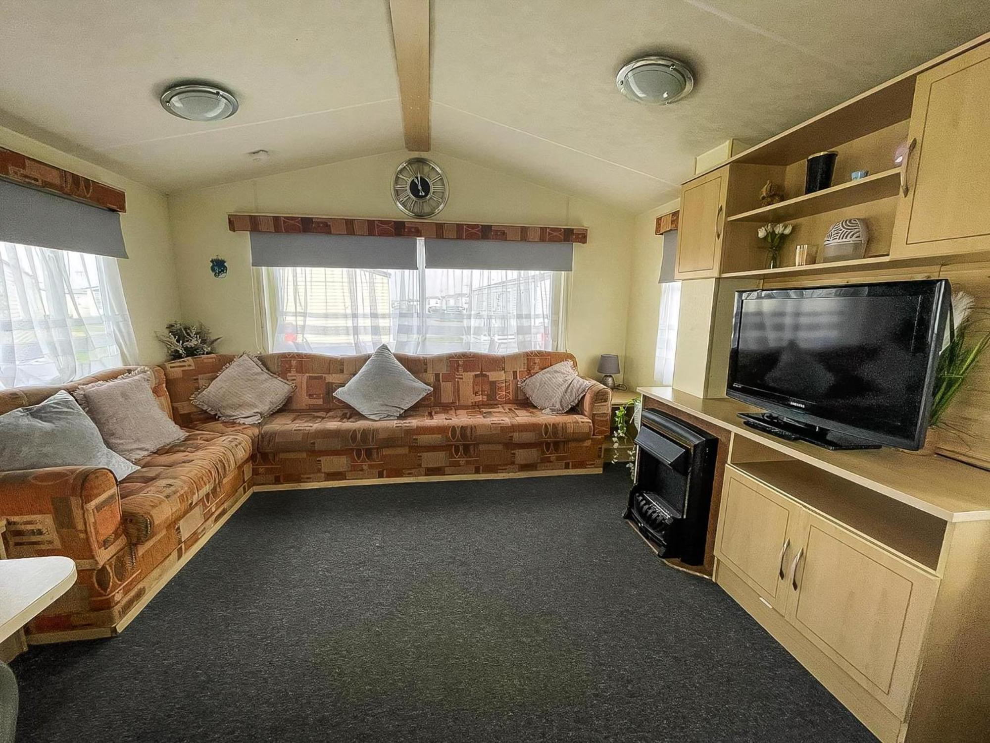 Caravan For Hire At St Osyth In Essex Ref 28107y Clacton-on-Sea