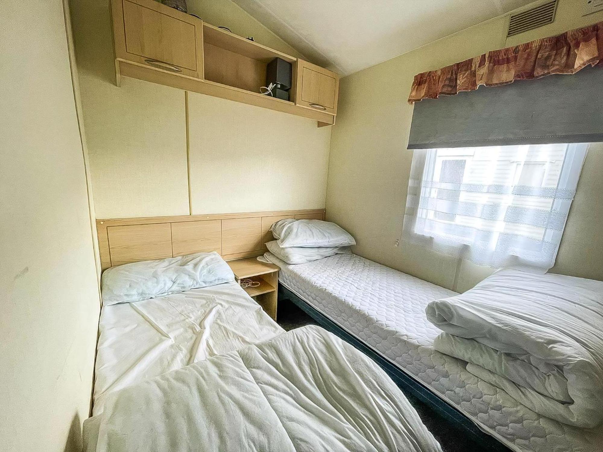 Caravan For Hire At St Osyth In Essex Ref 28107y Campsite *